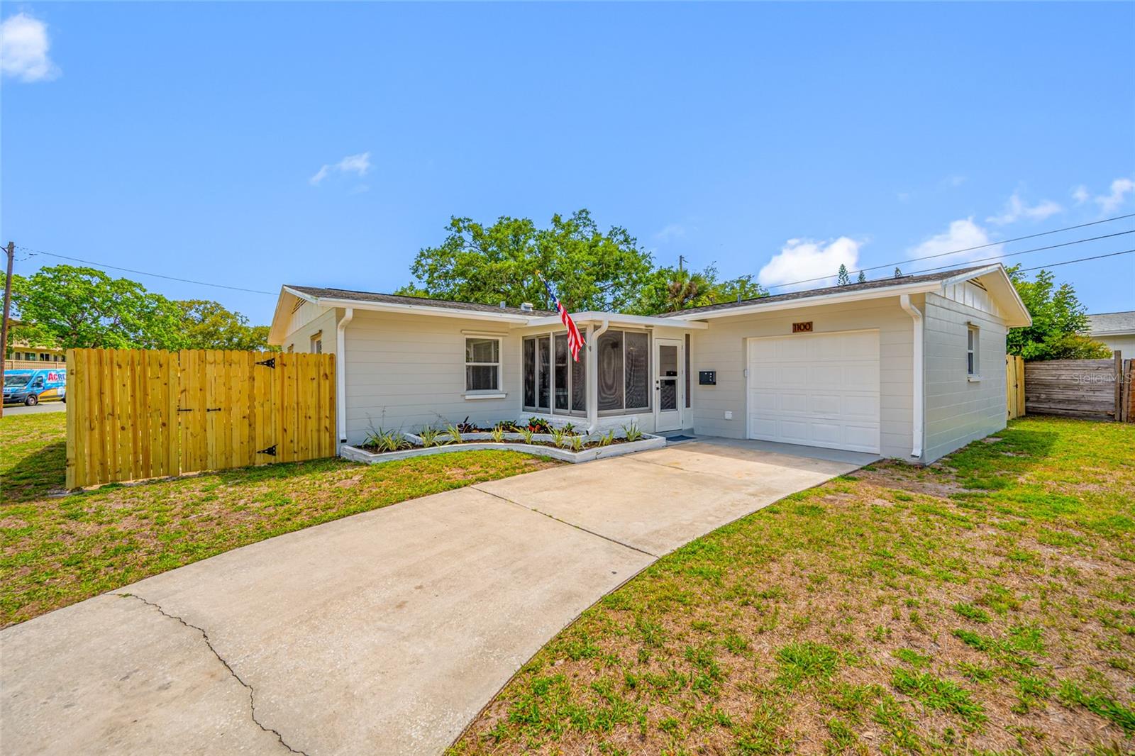 Listing photo id 2 for 1100 81st Avenue N