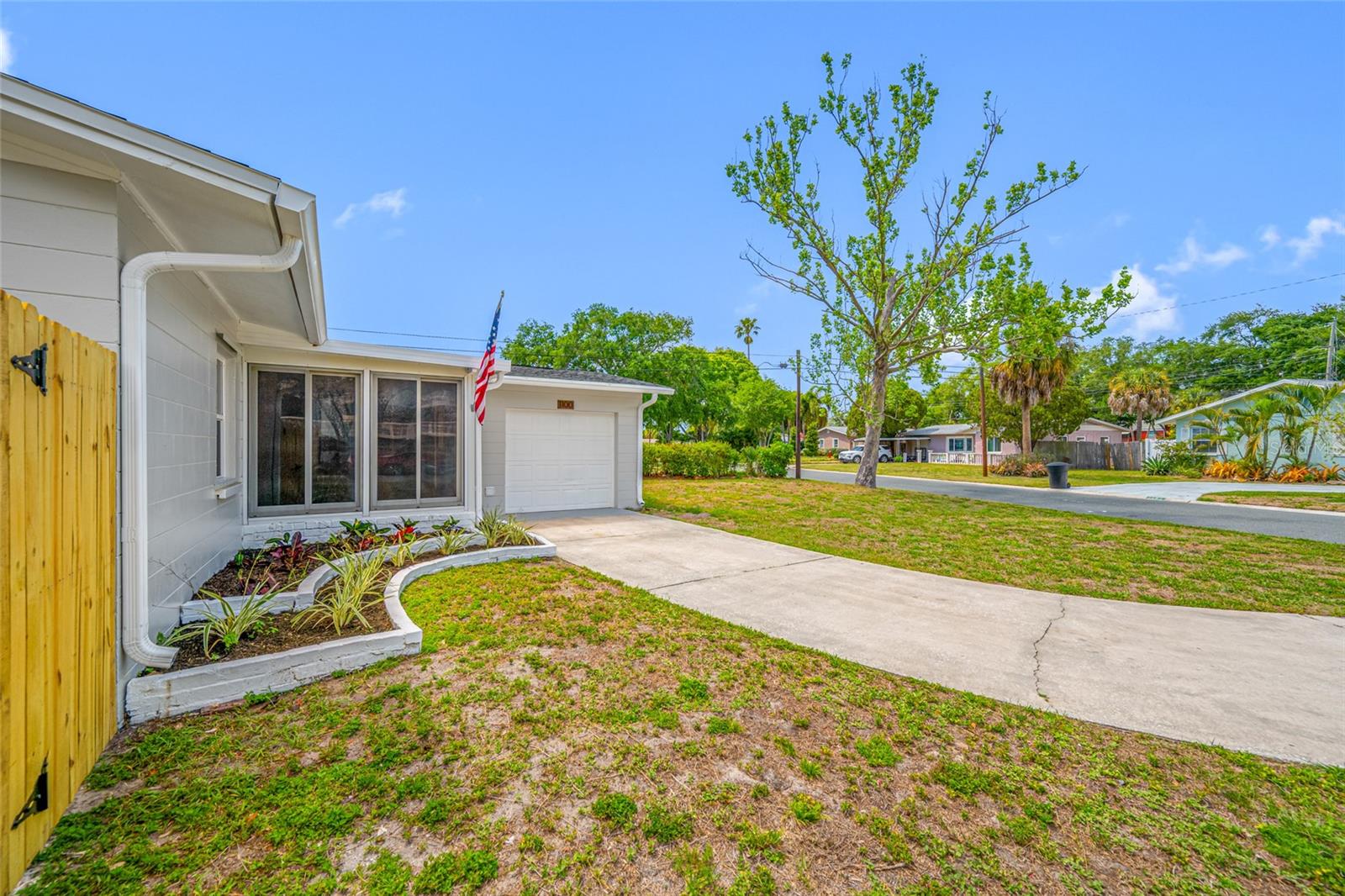 Listing photo id 3 for 1100 81st Avenue N