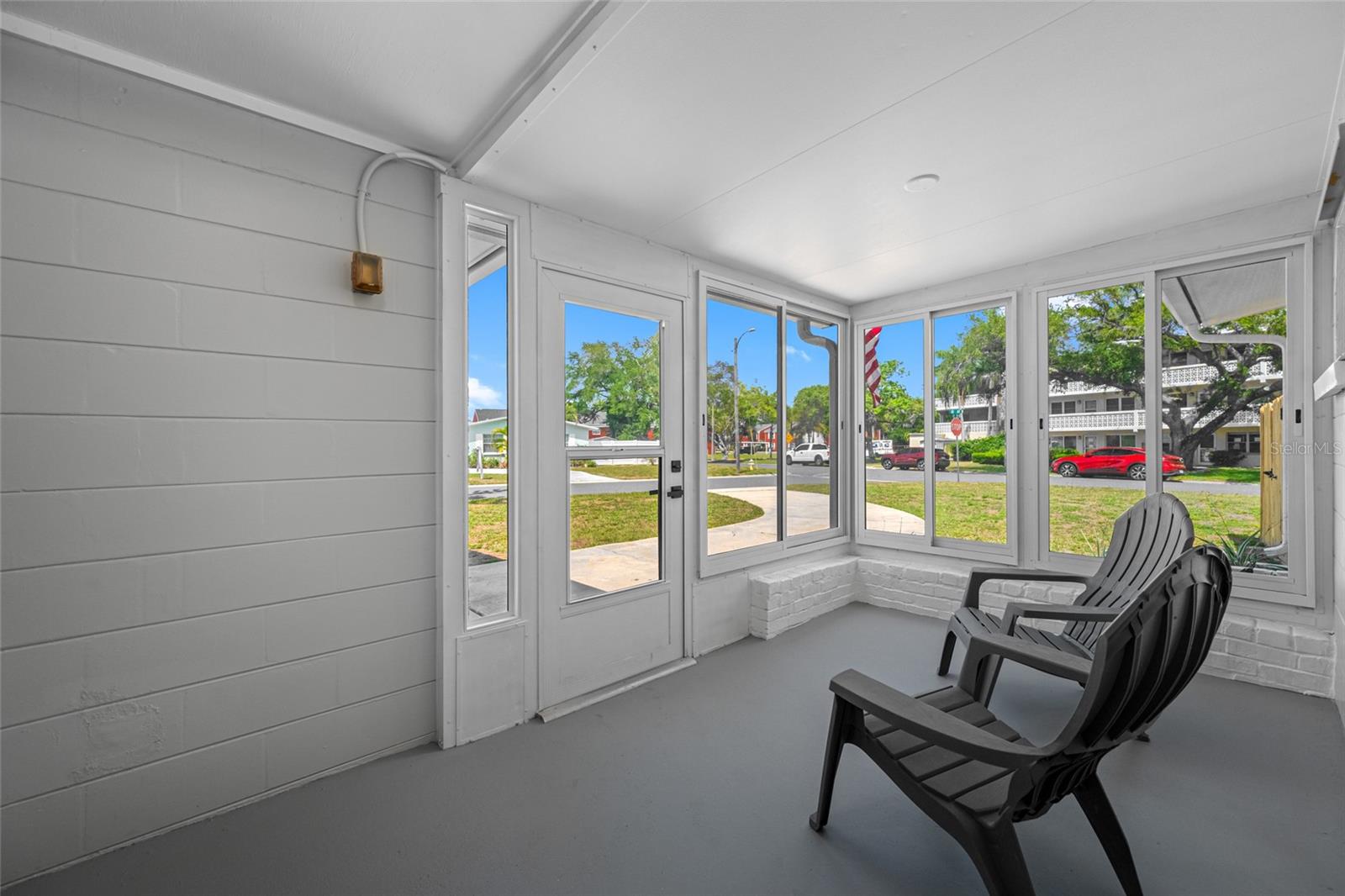 Listing photo id 6 for 1100 81st Avenue N