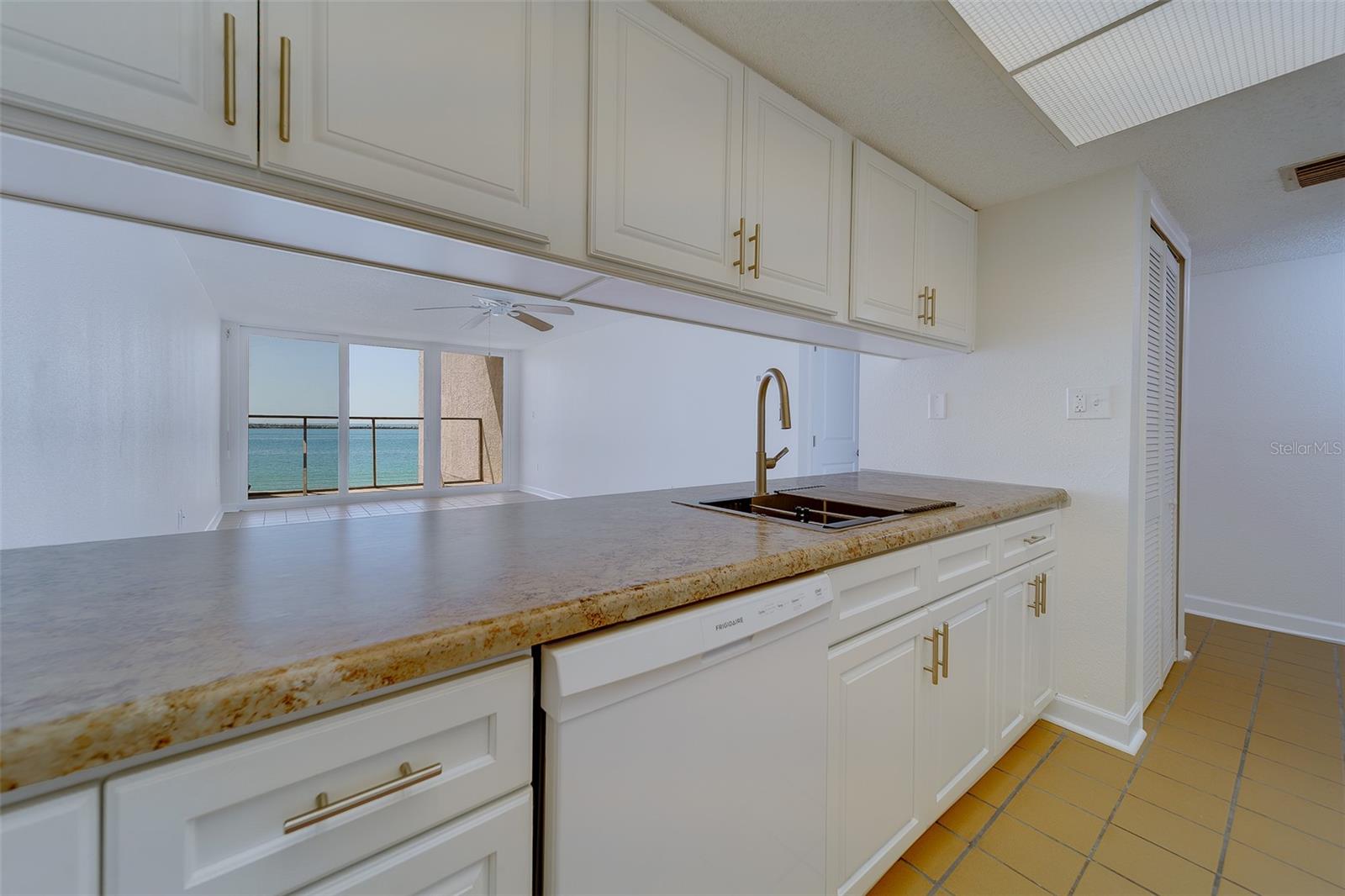 Image 19 of 38 For 450 Gulfview Boulevard 208