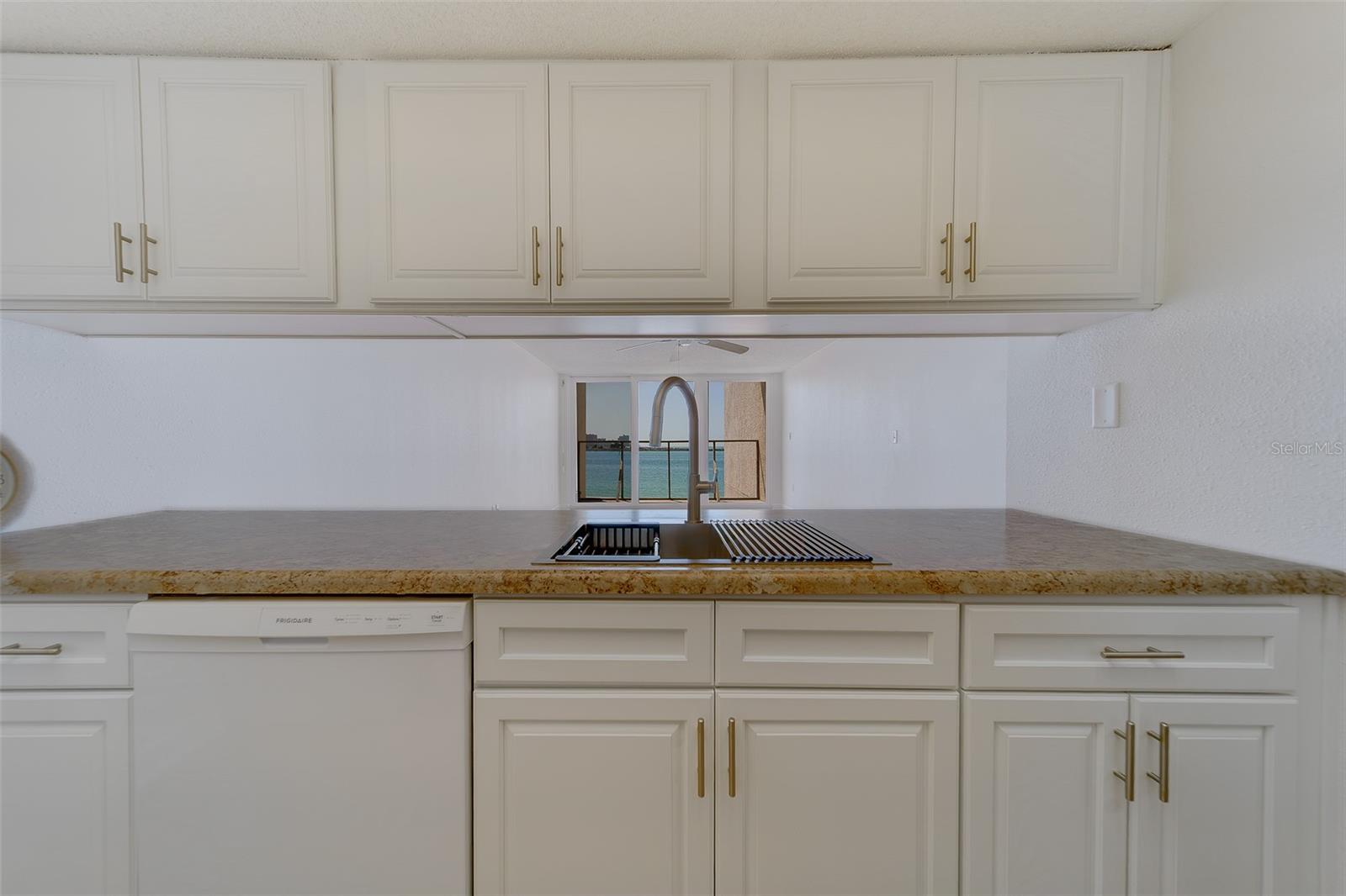 Image 20 of 38 For 450 Gulfview Boulevard 208