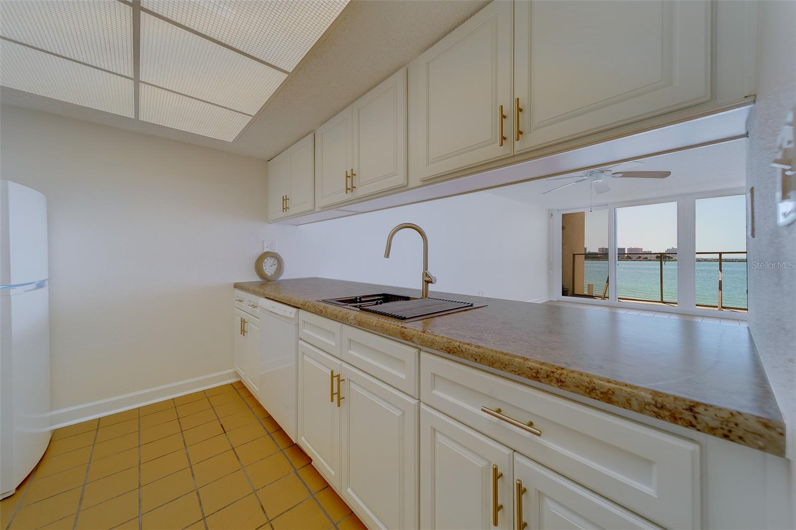 Image 21 of 38 For 450 Gulfview Boulevard 208