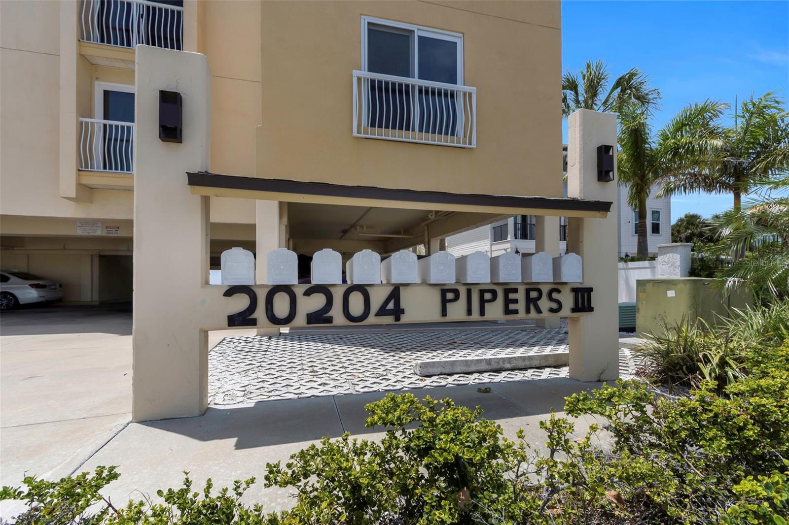 Image 40 of 75 For 20204 Gulf Boulevard 9