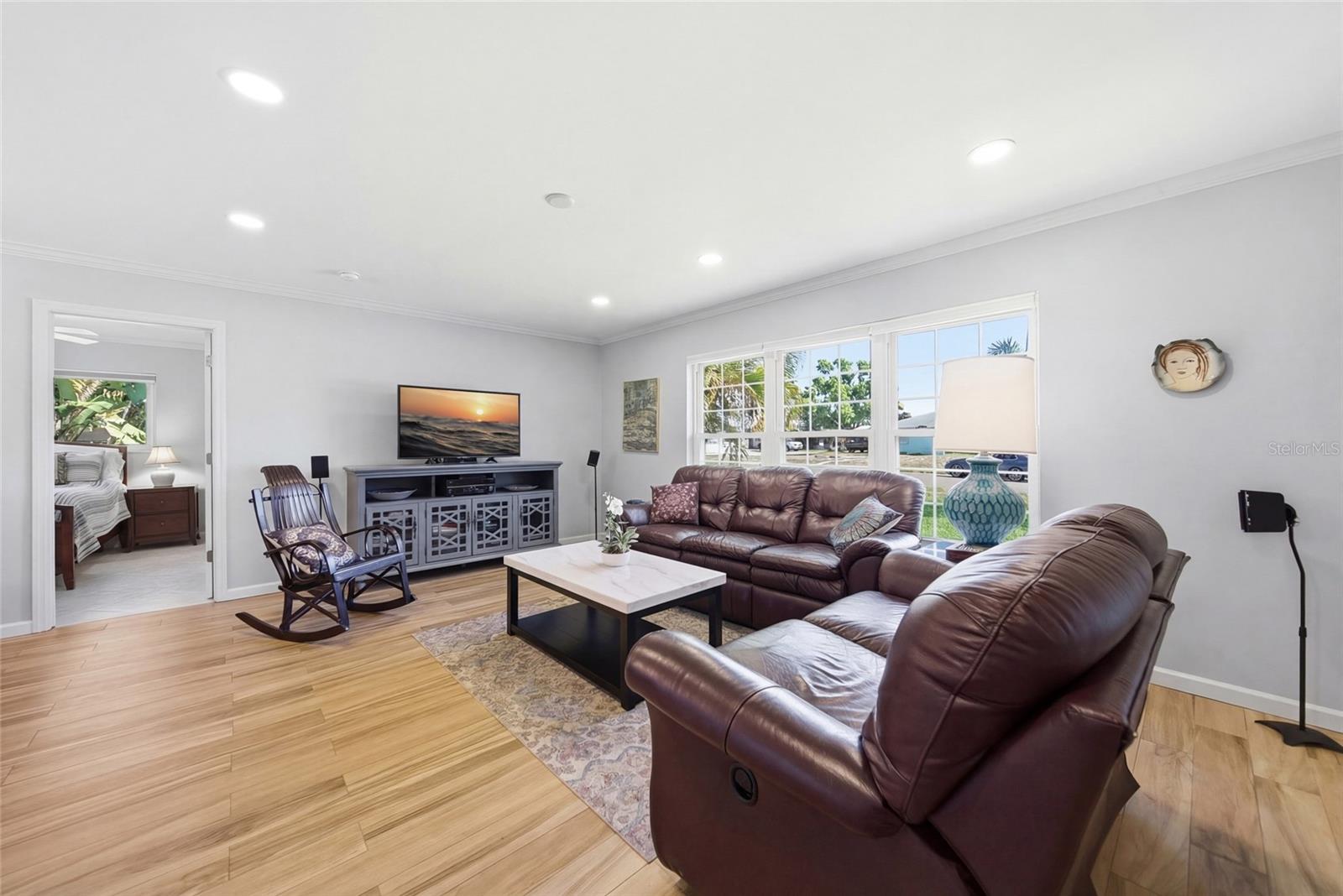 Image 2 of 30 For 2904 Norwich Drive W