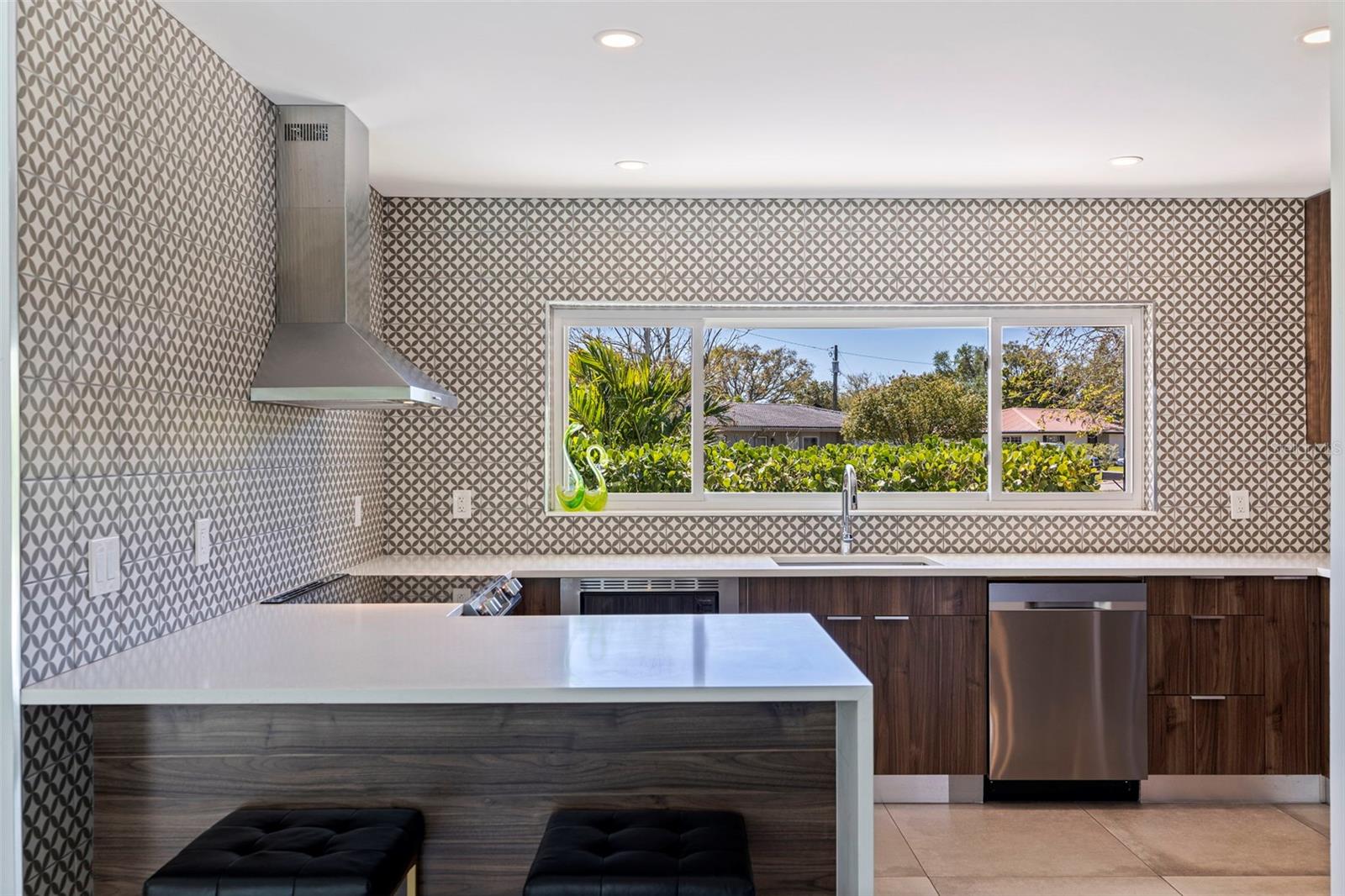 Image 11 of 40 For 259 Mineola Drive E