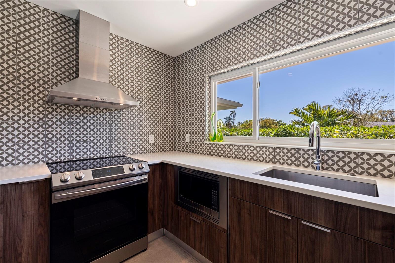 Image 14 of 40 For 259 Mineola Drive E