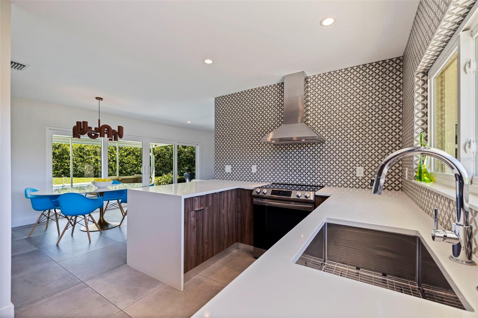 Image 15 of 40 For 259 Mineola Drive E