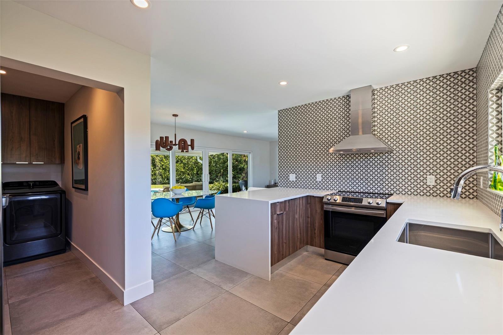 Image 16 of 40 For 259 Mineola Drive E