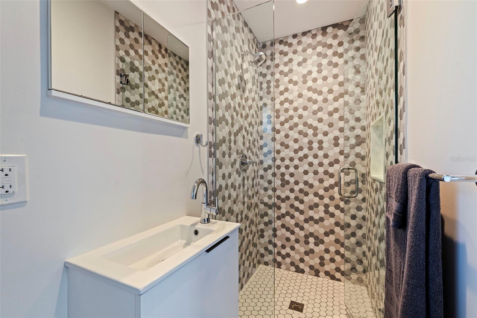 Image 21 of 40 For 259 Mineola Drive E