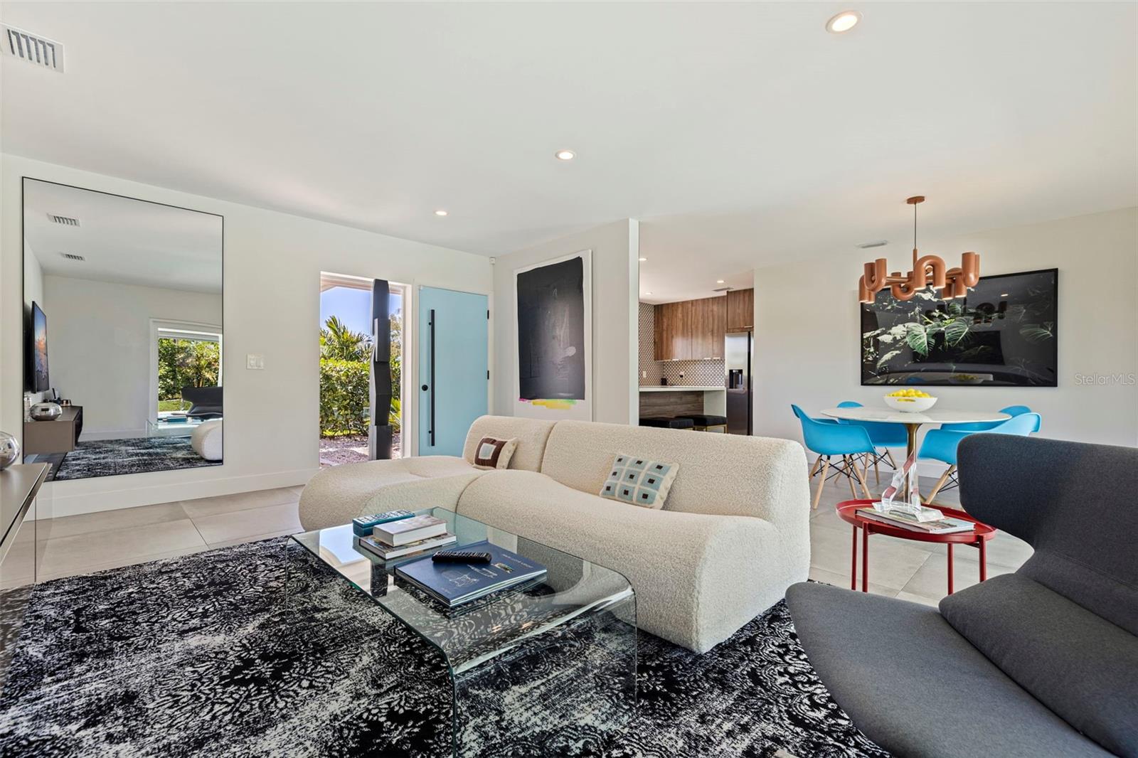 Image 4 of 40 For 259 Mineola Drive E