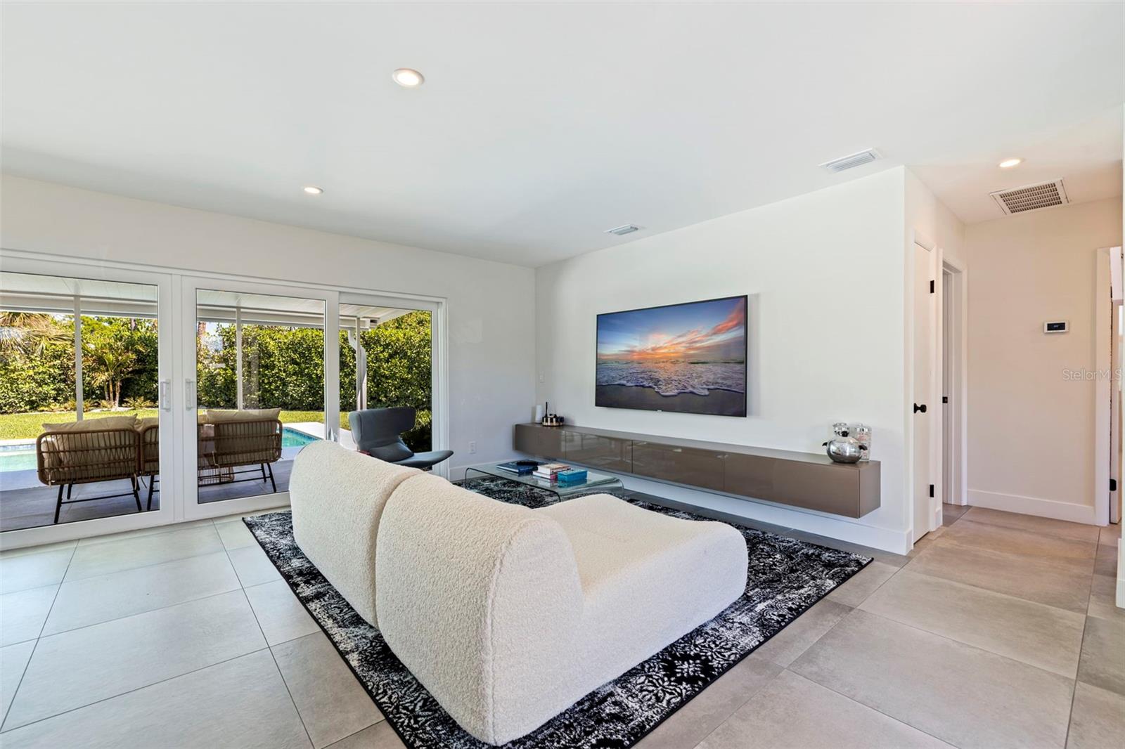 Image 6 of 40 For 259 Mineola Drive E