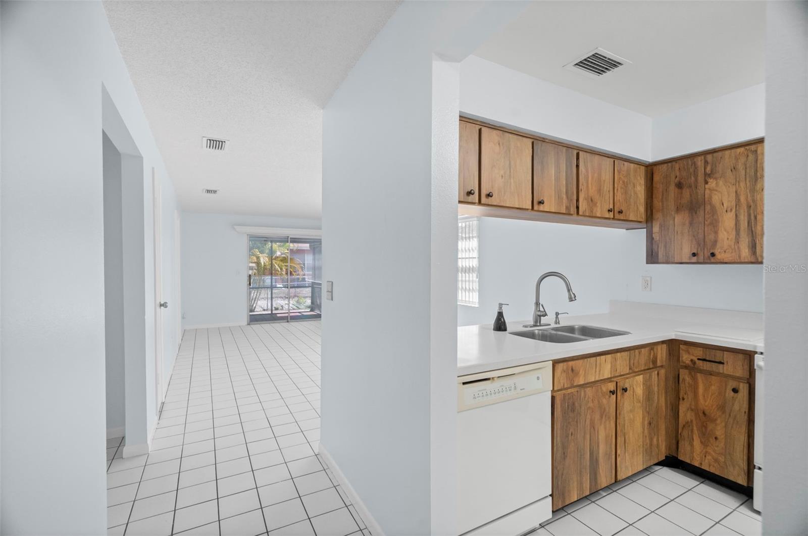 Image 11 of 41 For 6419 Bonnie Bay Circle N