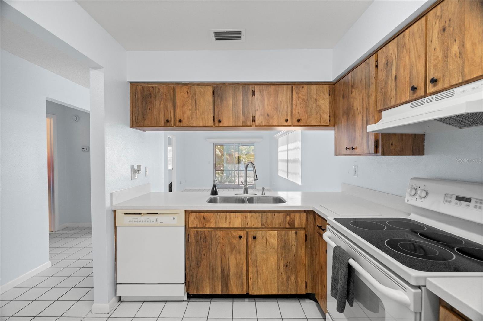 Image 6 of 41 For 6419 Bonnie Bay Circle N