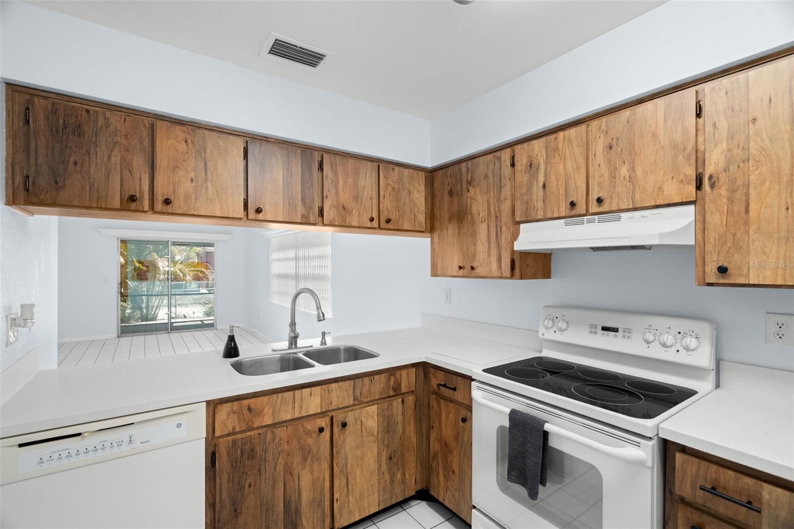 Image 8 of 41 For 6419 Bonnie Bay Circle N