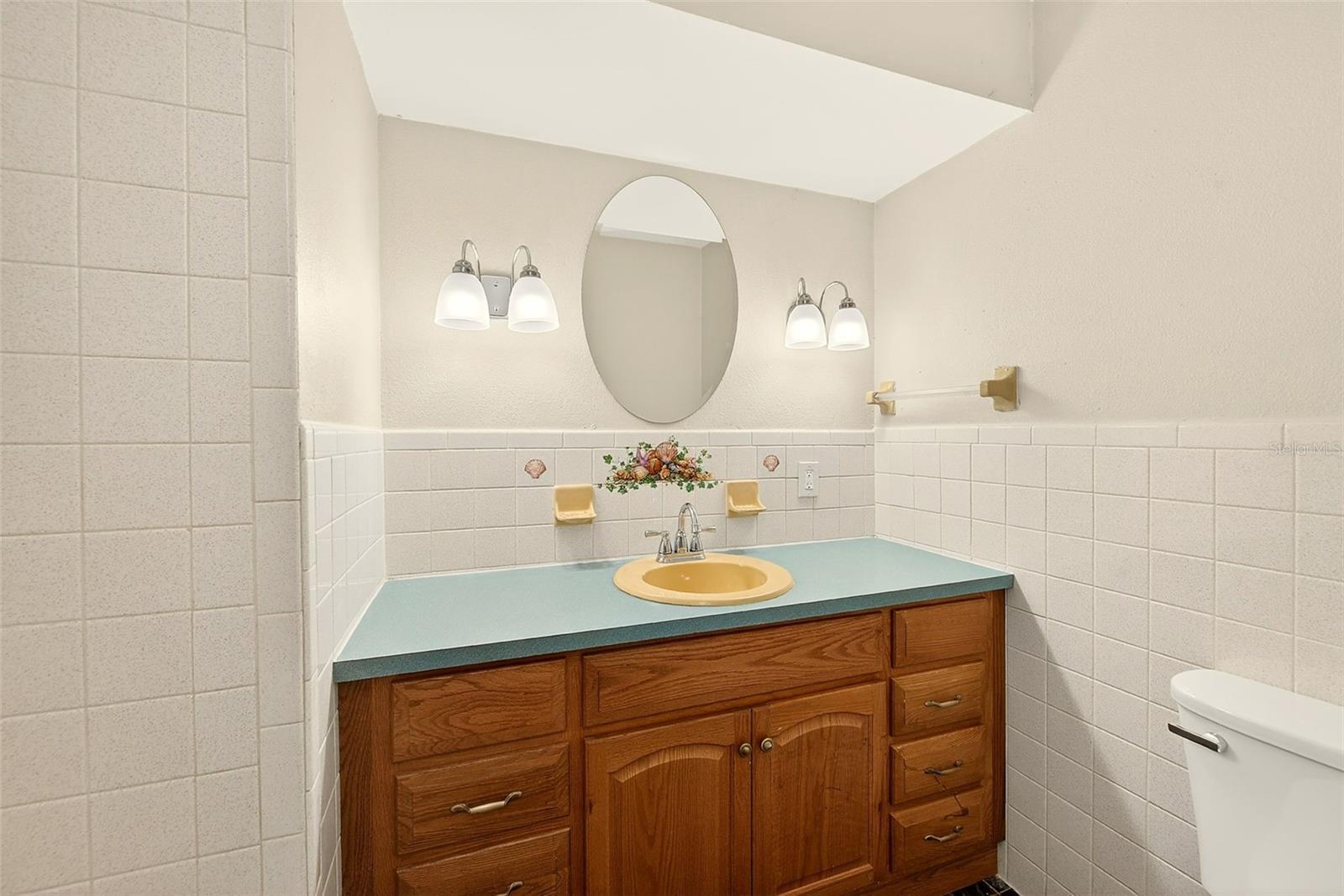 Listing photo id 8 for 1220 Vinewood Drive