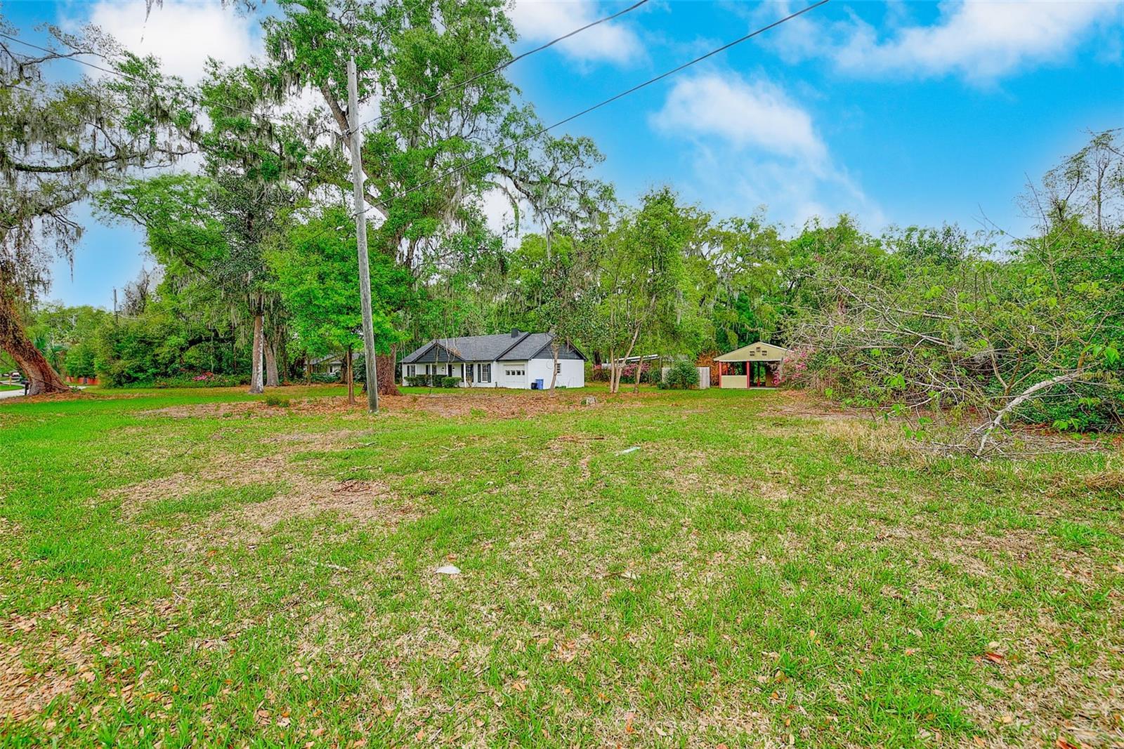 Listing photo id 15 for 1220 Vinewood Drive