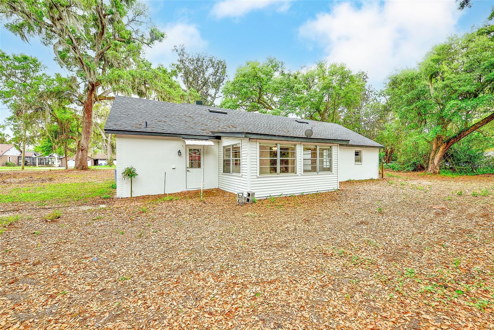 Listing photo id 17 for 1220 Vinewood Drive