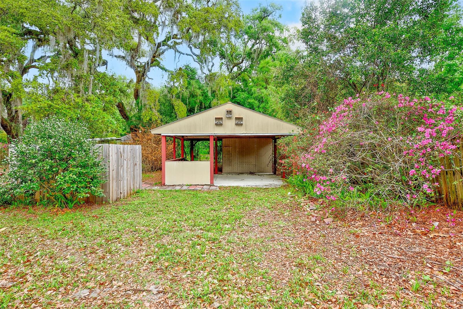 Listing photo id 21 for 1220 Vinewood Drive