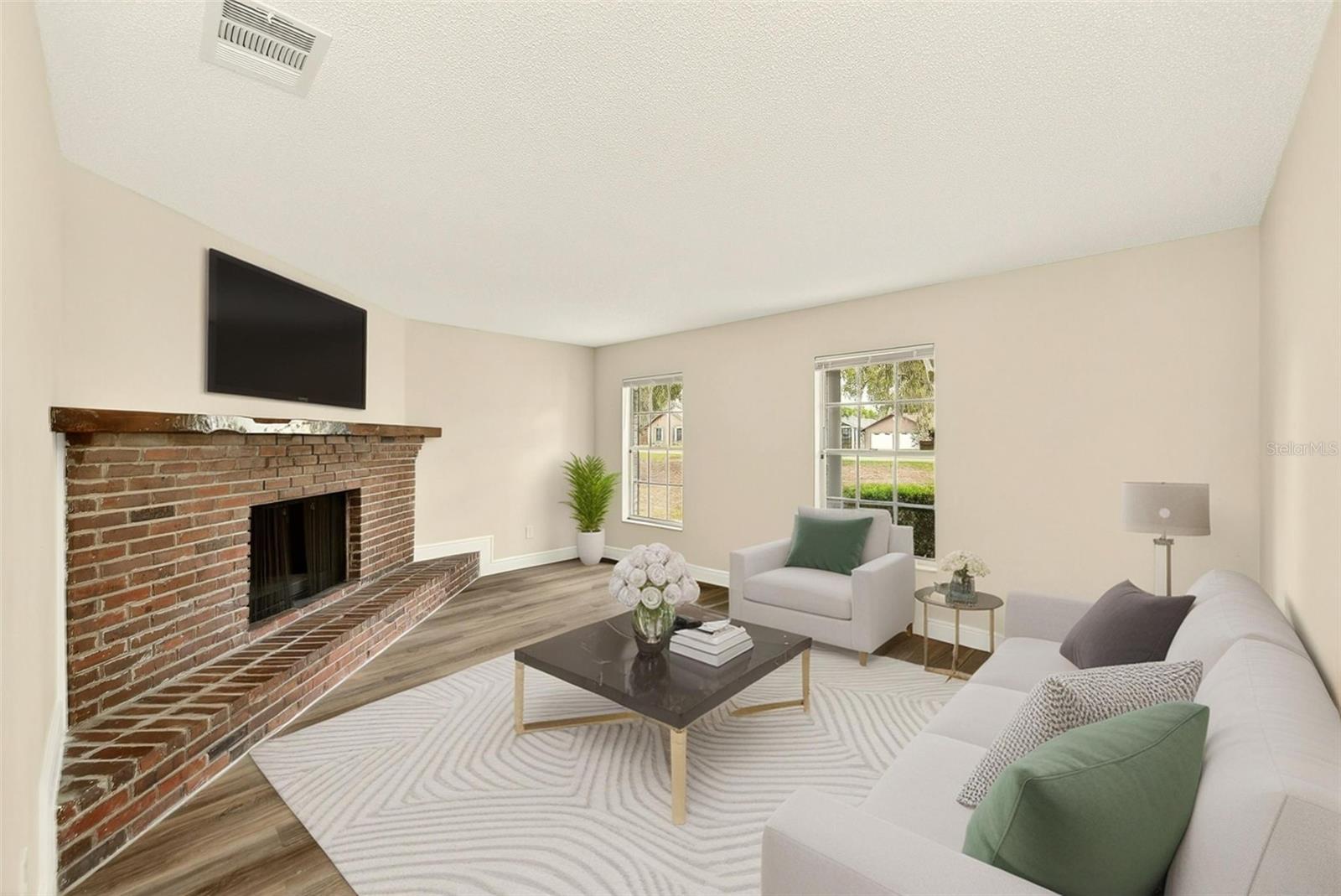 Listing photo id 1 for 1220 Vinewood Drive