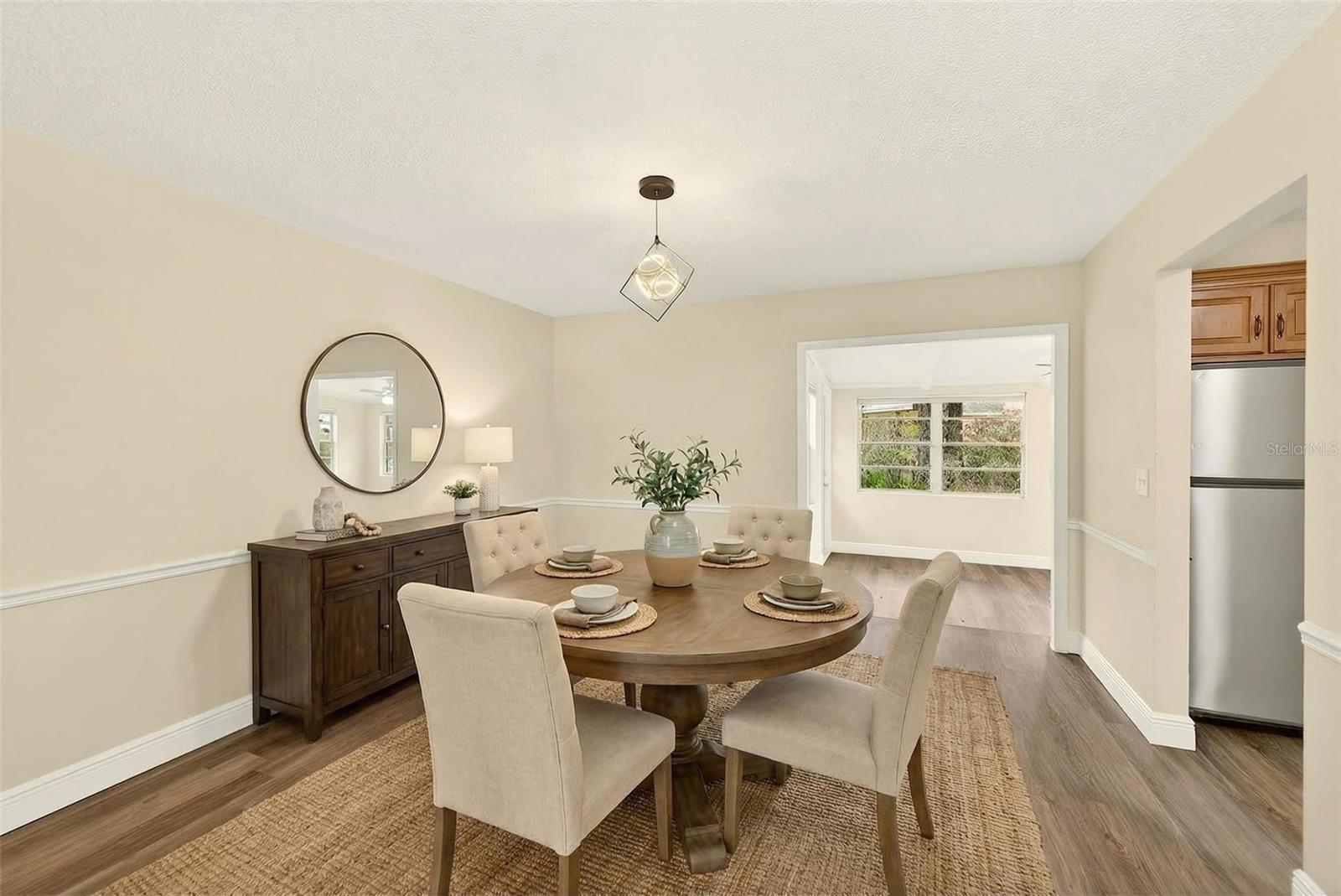 Listing photo id 2 for 1220 Vinewood Drive