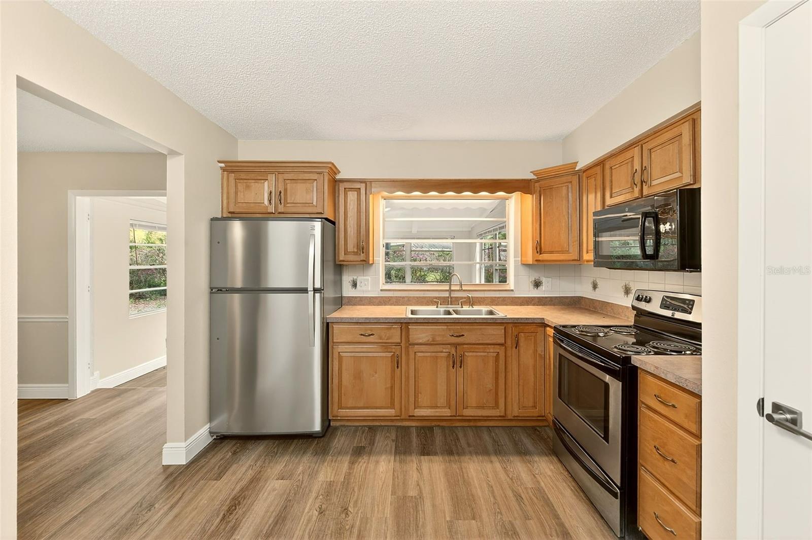 Listing photo id 4 for 1220 Vinewood Drive