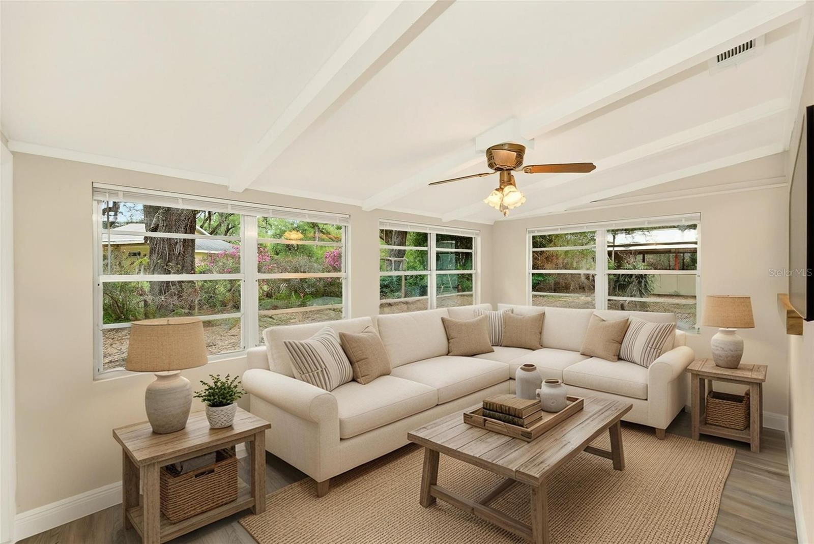 Listing photo id 6 for 1220 Vinewood Drive