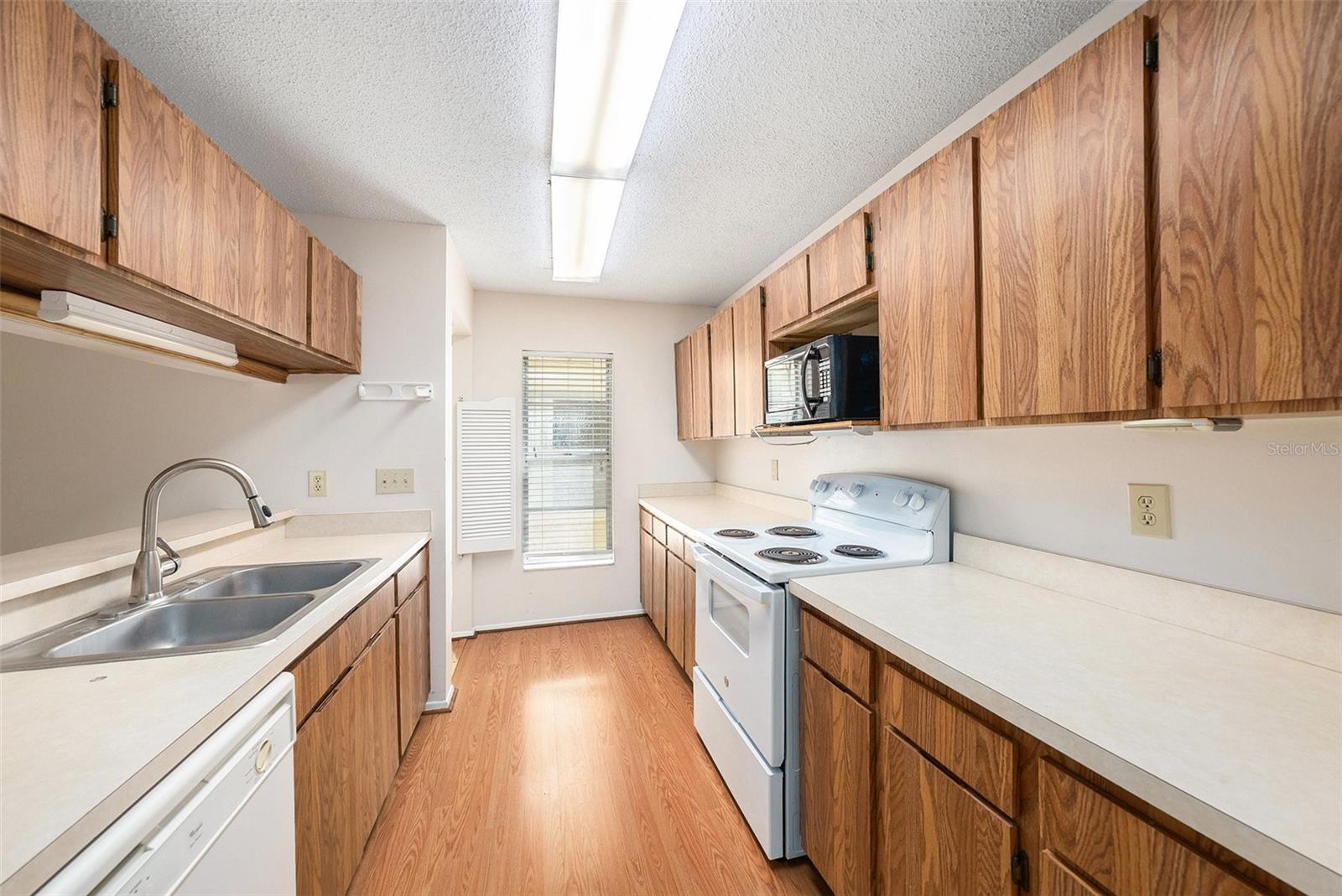 Listing photo id 9 for 7112 Hollowell Drive