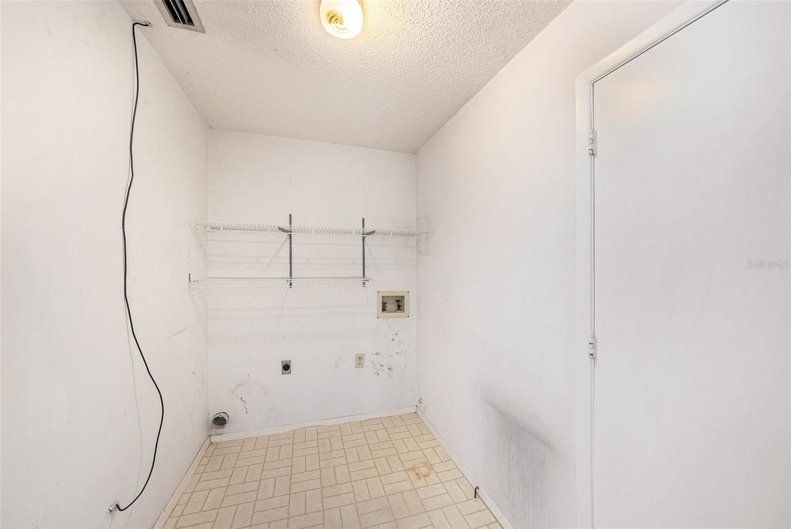 Listing photo id 13 for 7112 Hollowell Drive