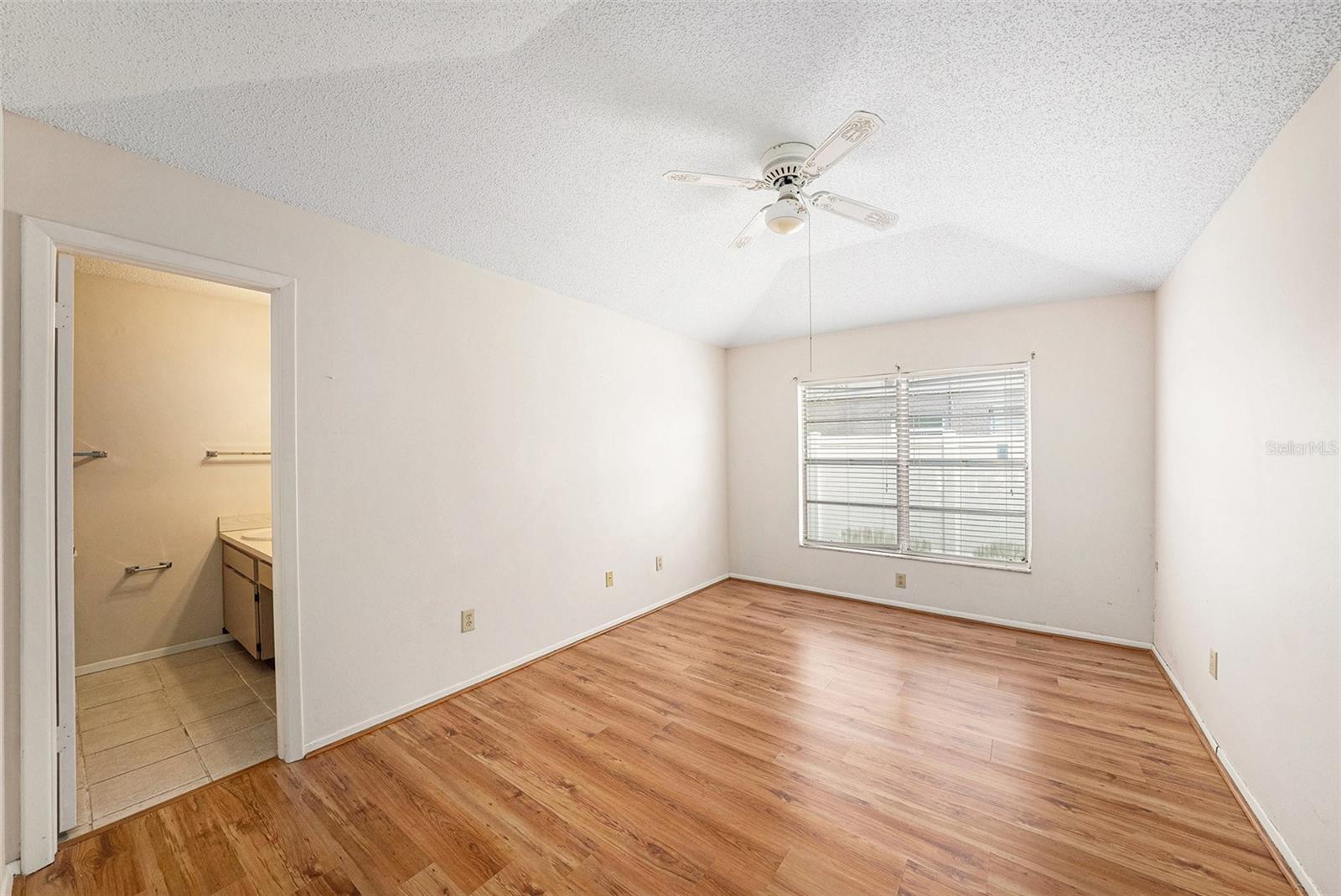 Listing photo id 14 for 7112 Hollowell Drive