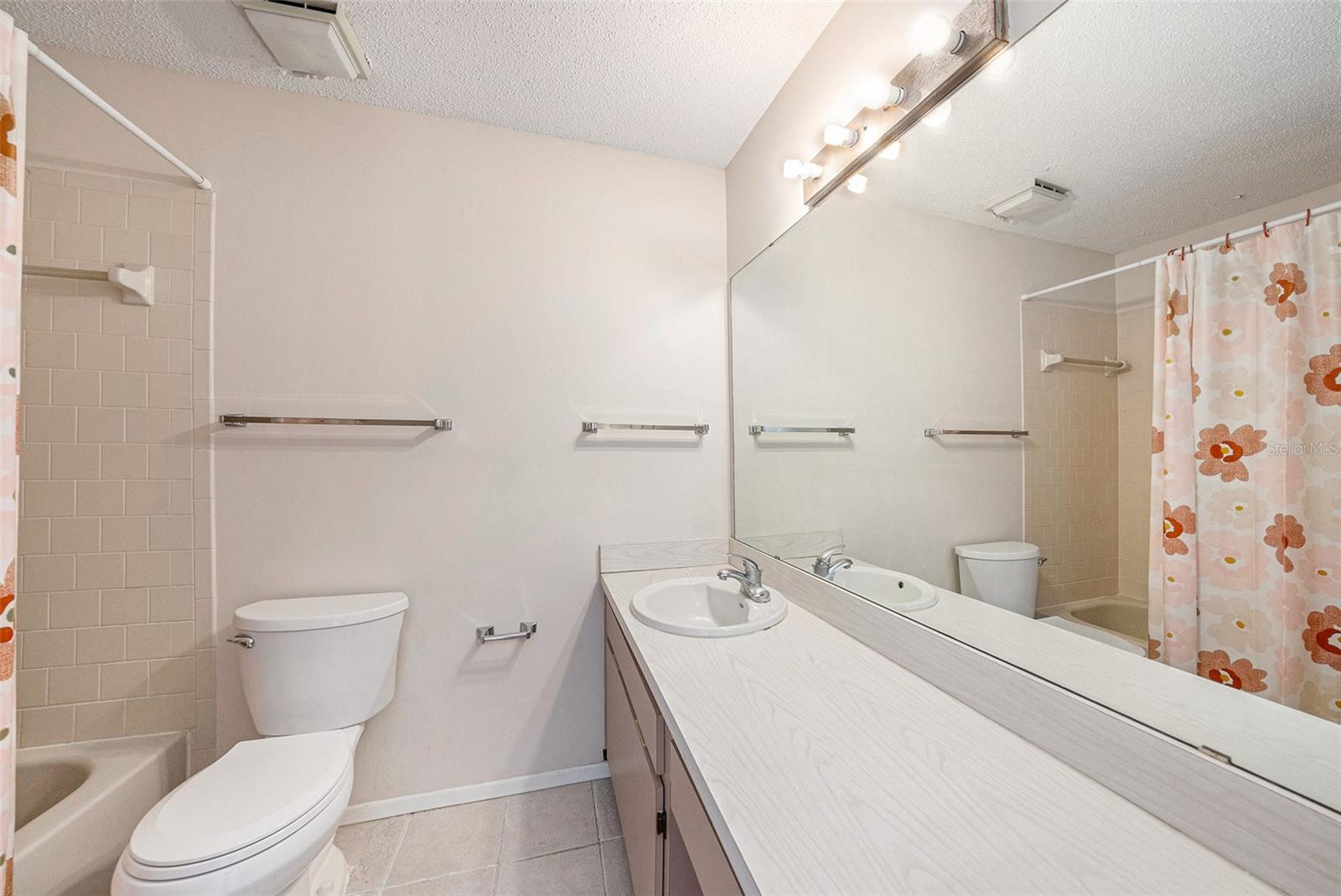 Listing photo id 15 for 7112 Hollowell Drive