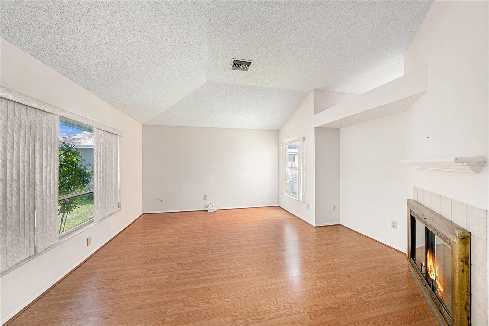 Listing photo id 2 for 7112 Hollowell Drive