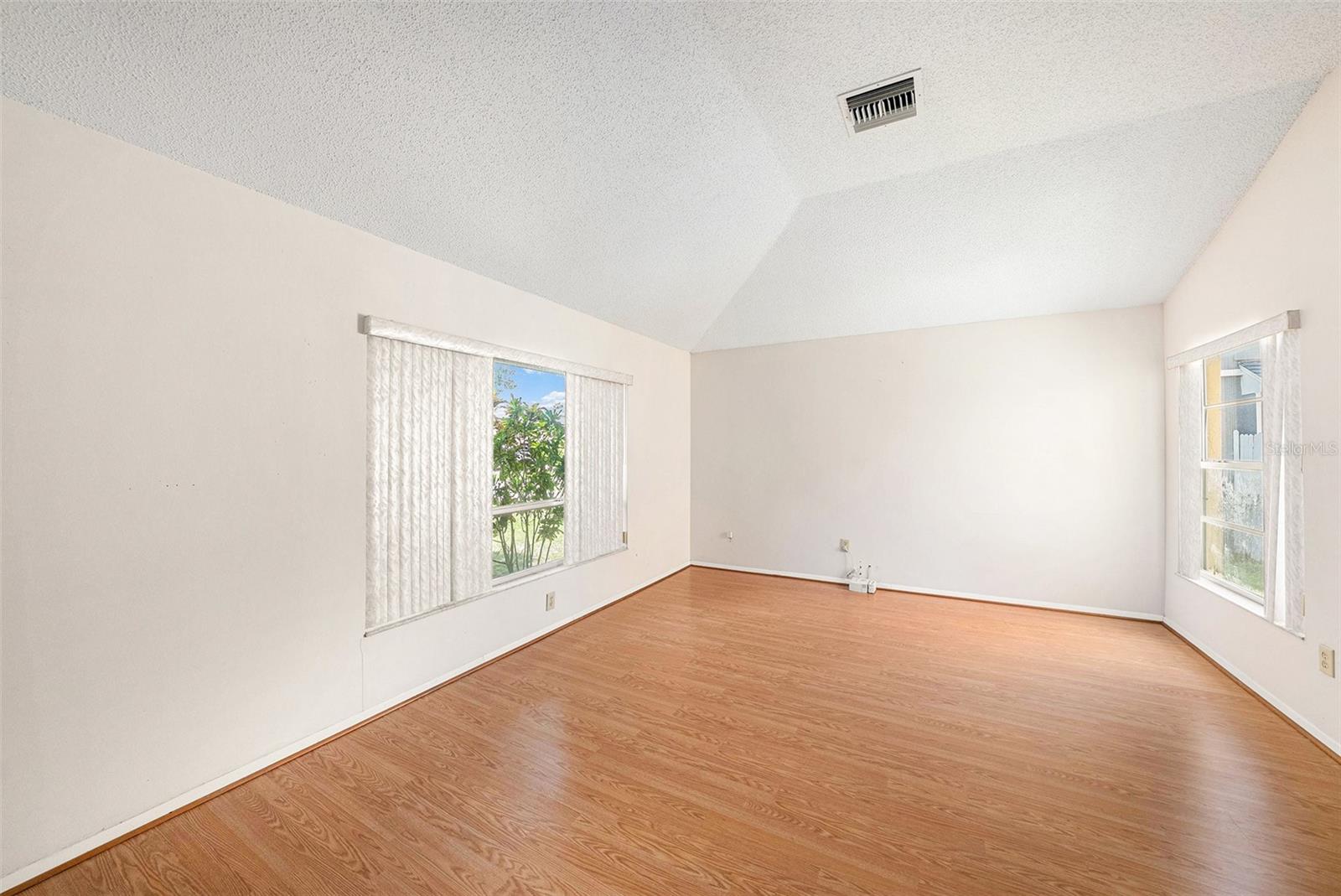 Listing photo id 3 for 7112 Hollowell Drive