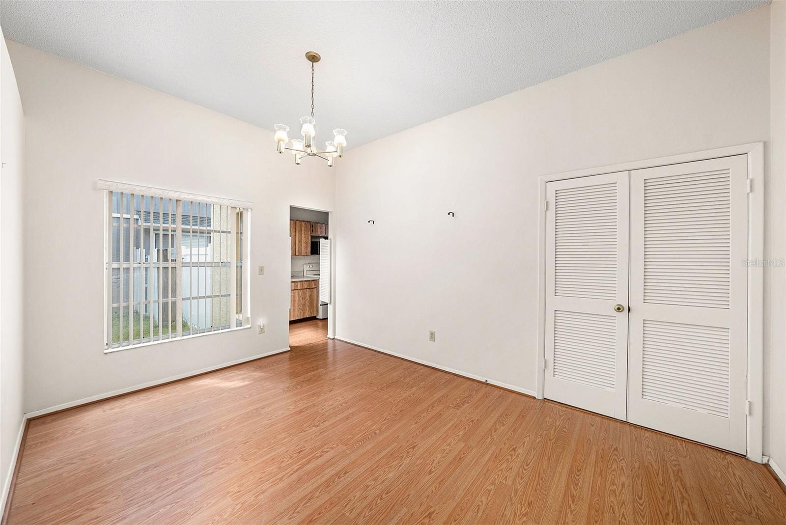 Listing photo id 5 for 7112 Hollowell Drive