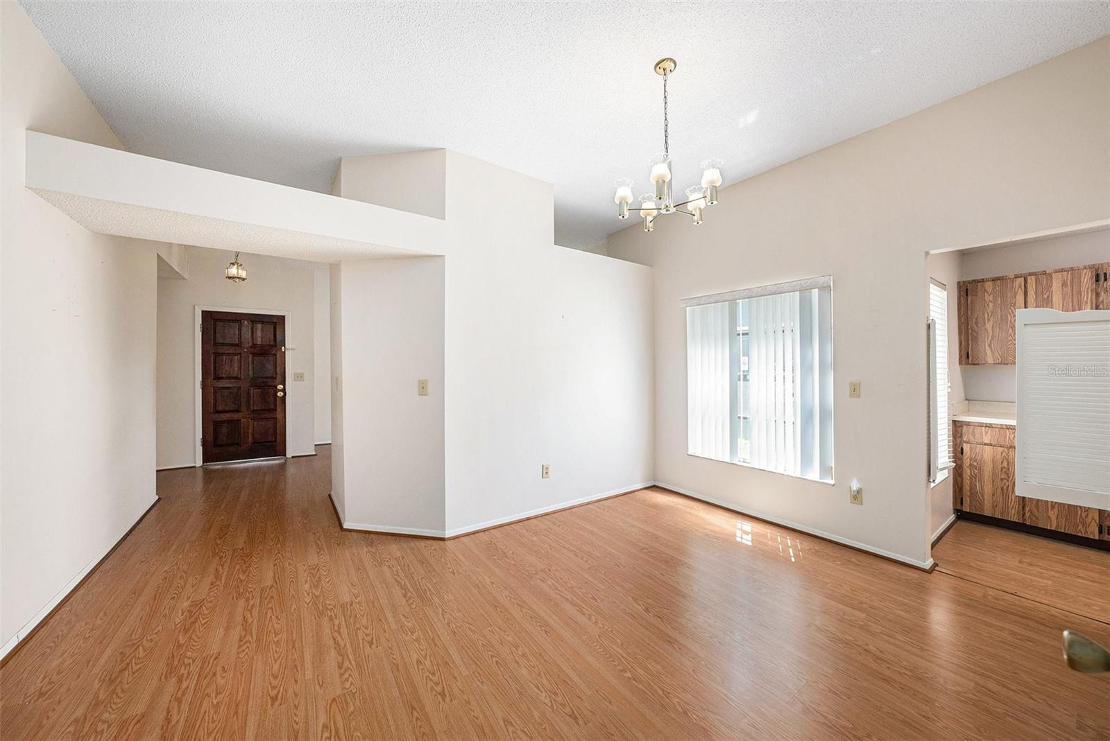 Listing photo id 7 for 7112 Hollowell Drive