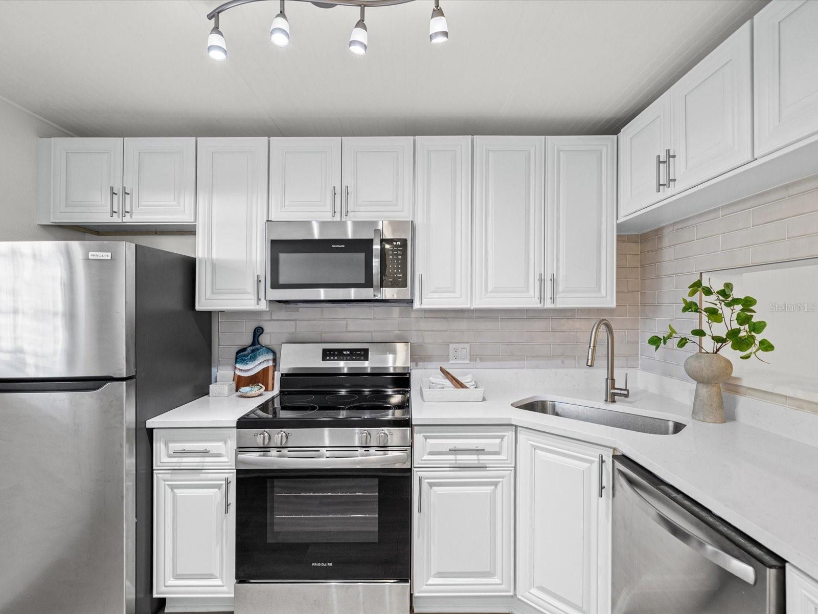 Image 10 of 40 For 19701 Gulf Boulevard 105