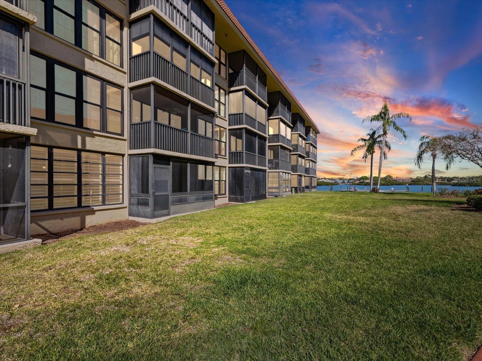 Image 5 of 40 For 19701 Gulf Boulevard 105