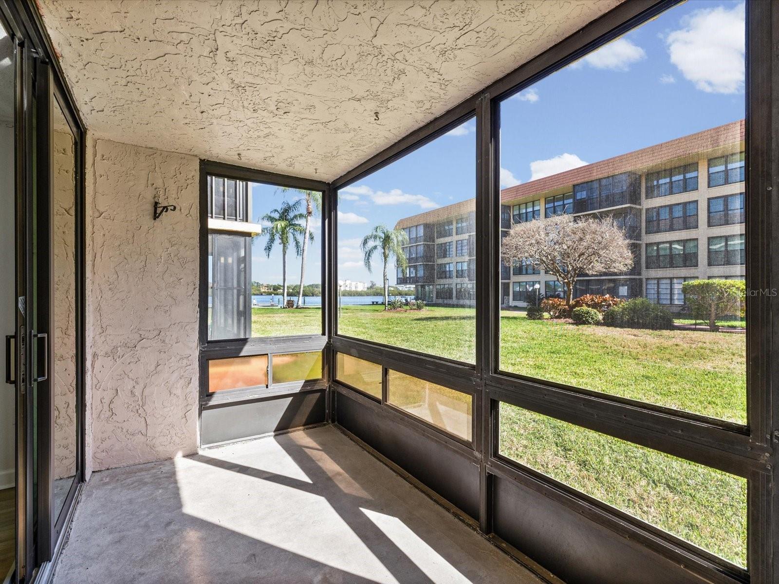 Image 6 of 40 For 19701 Gulf Boulevard 105