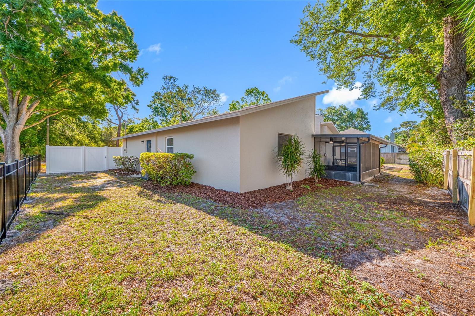 Image 51 of 71 For 9880 Bay Street