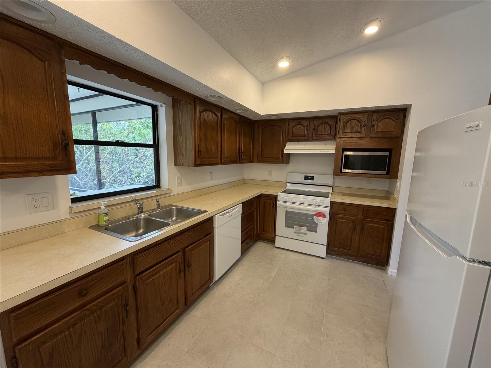 Image 7 of 19 For 531 Baffin Drive