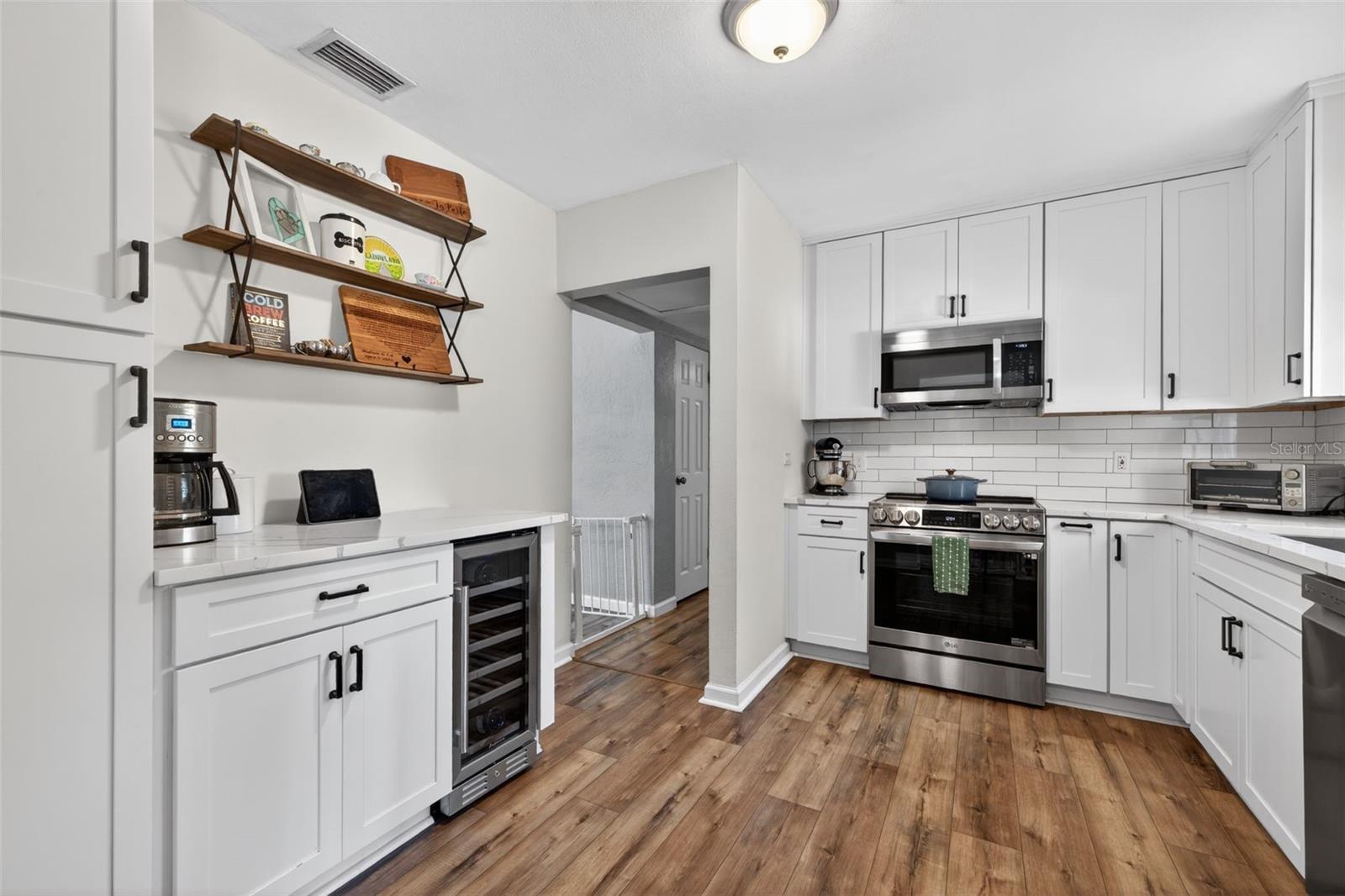 Listing photo id 10 for 6410 14th Street N