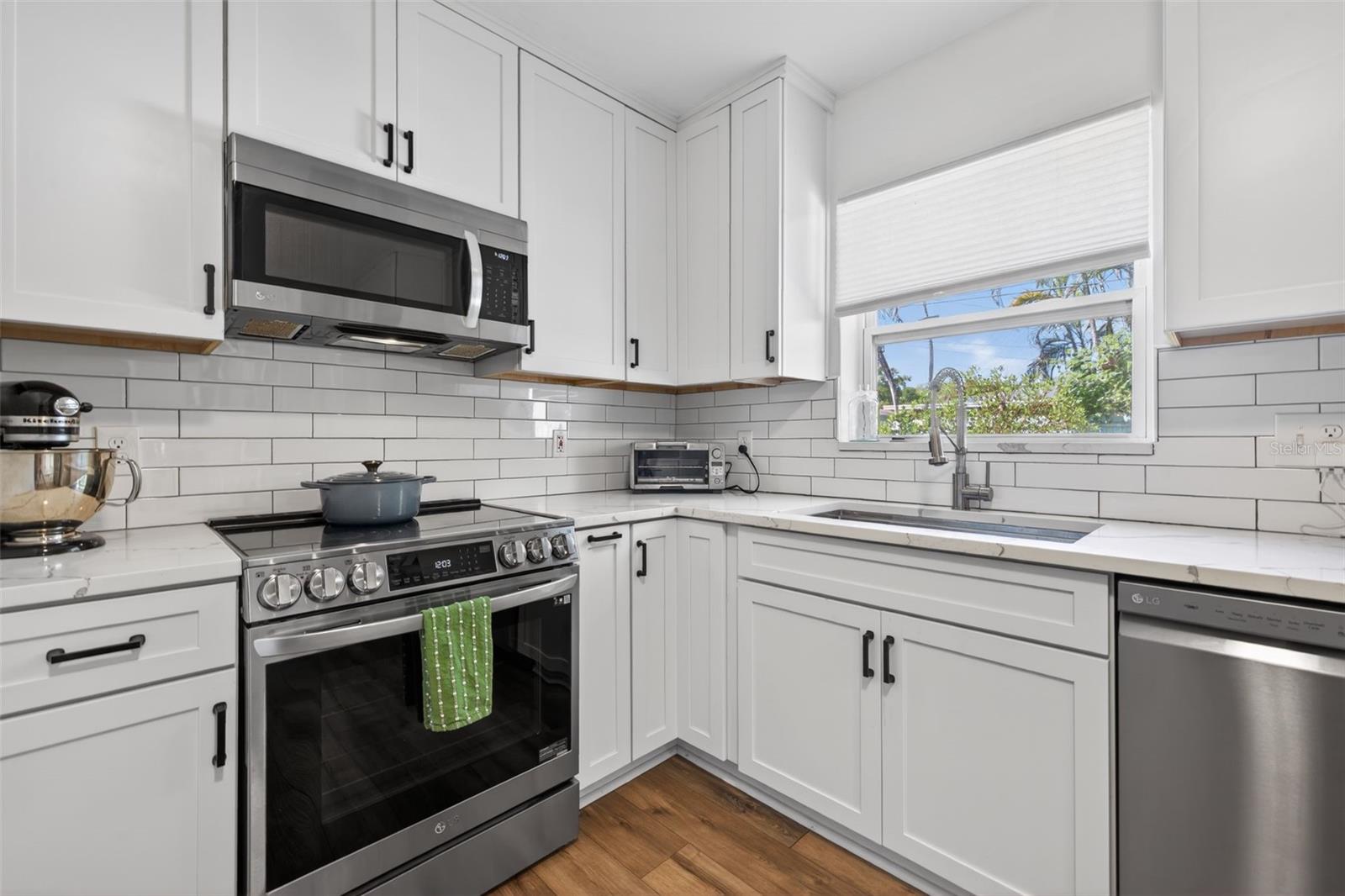 Listing photo id 12 for 6410 14th Street N