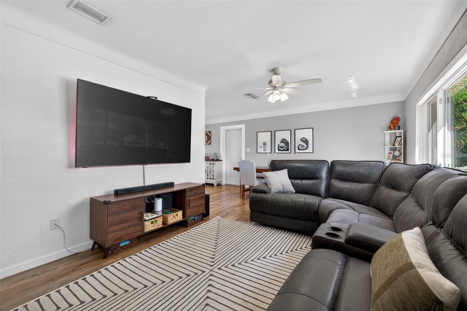 Listing photo id 3 for 6410 14th Street N