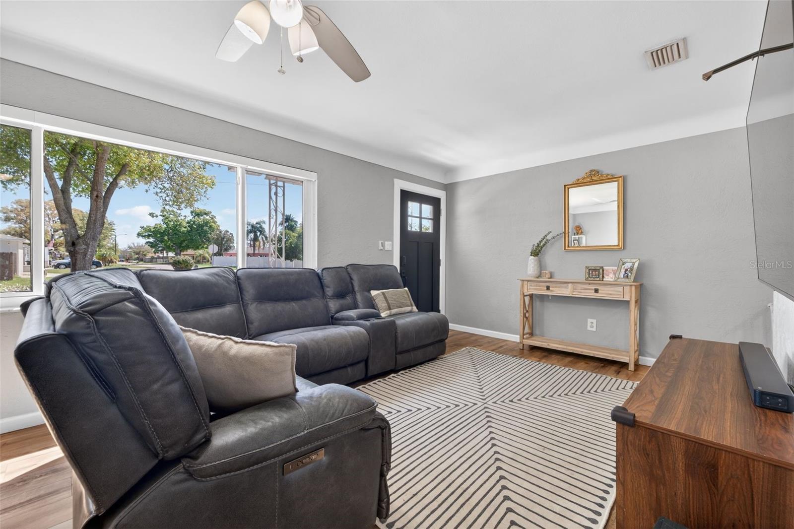 Listing photo id 6 for 6410 14th Street N