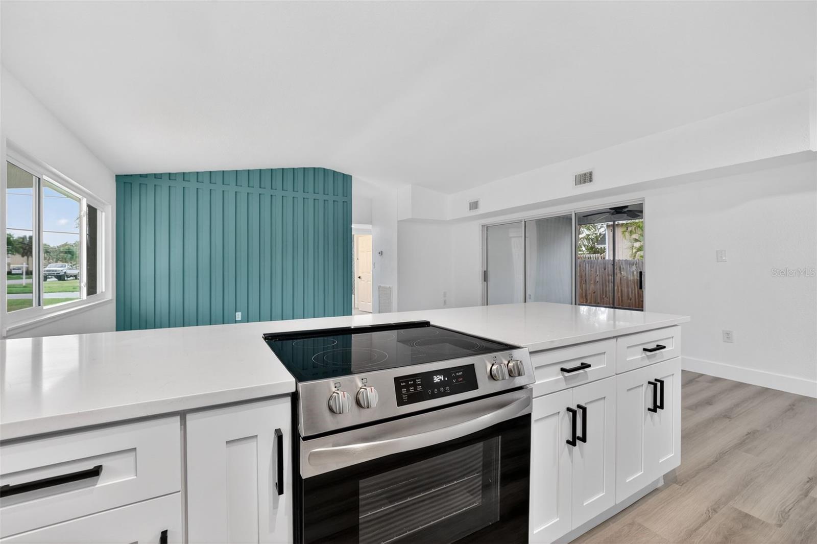 Listing photo id 9 for 695 Sunset Dr