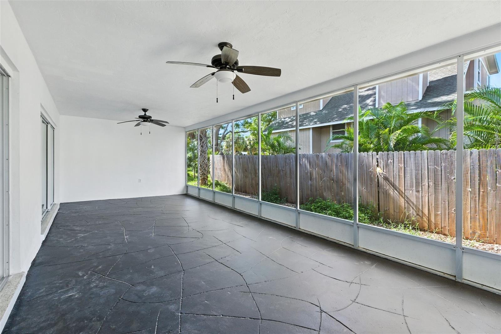 Listing photo id 12 for 695 Sunset Dr