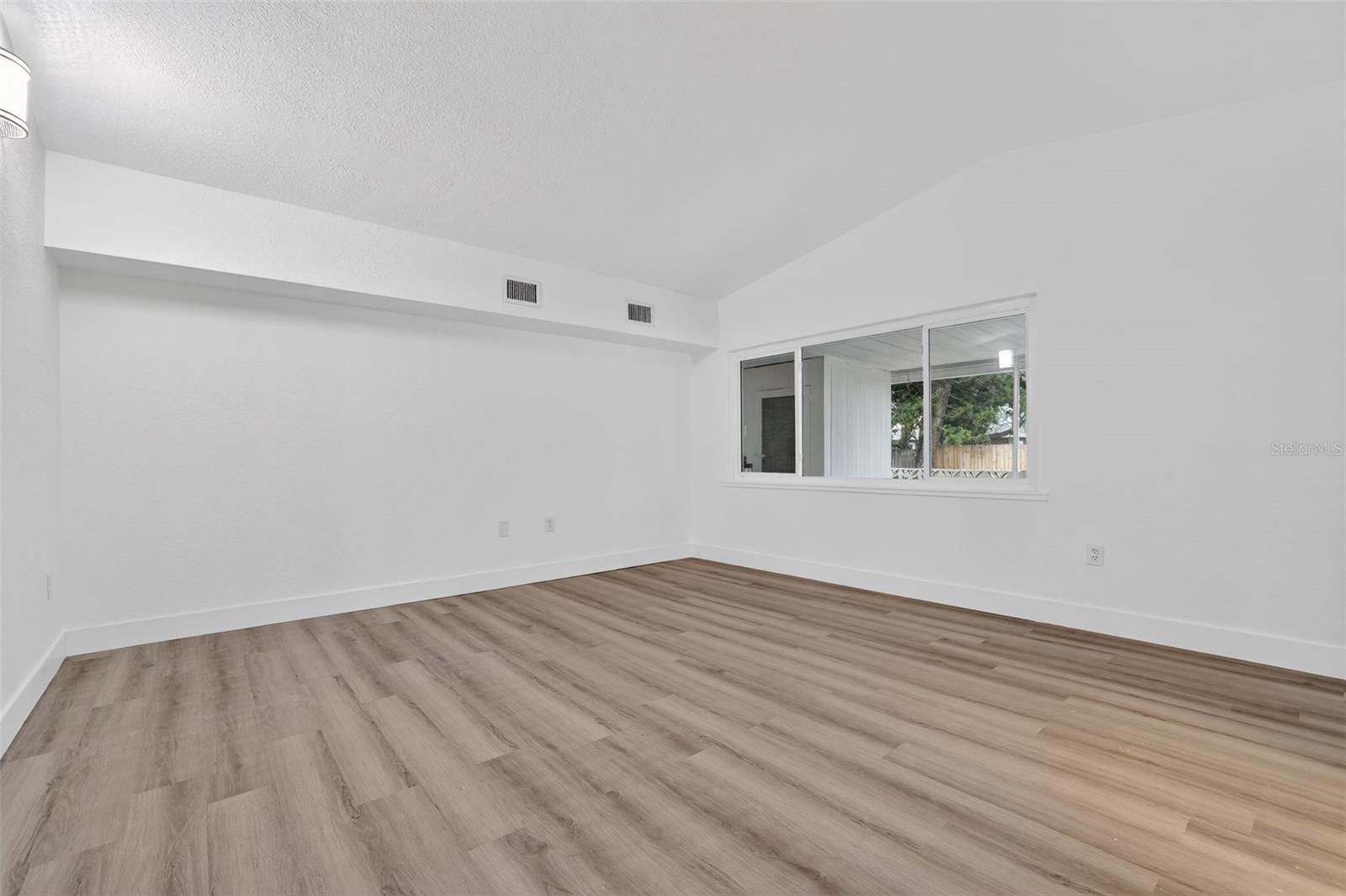 Listing photo id 14 for 695 Sunset Dr