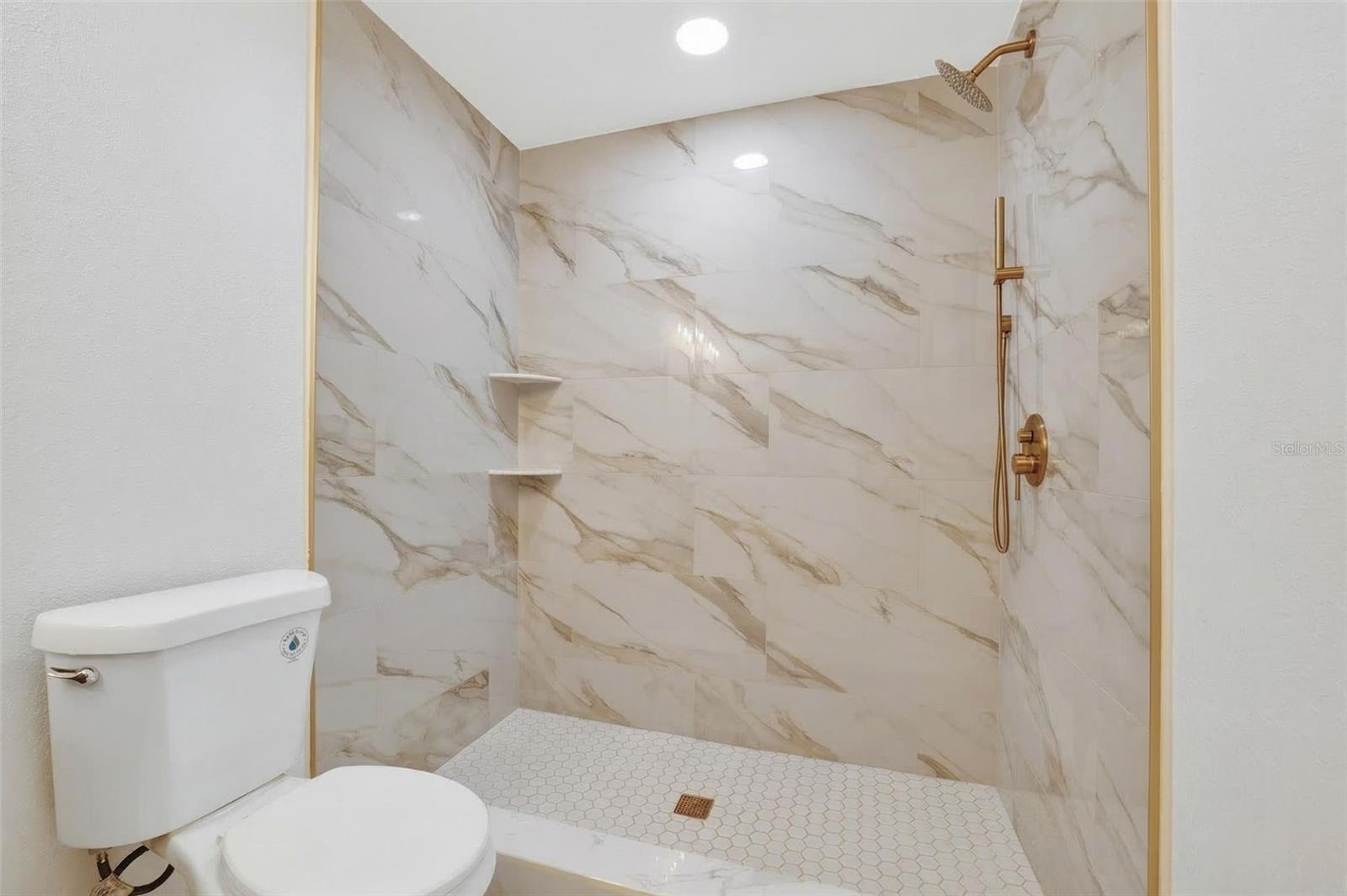 Listing photo id 15 for 695 Sunset Dr