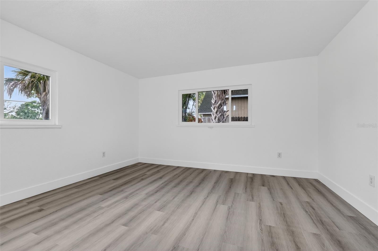 Listing photo id 17 for 695 Sunset Dr