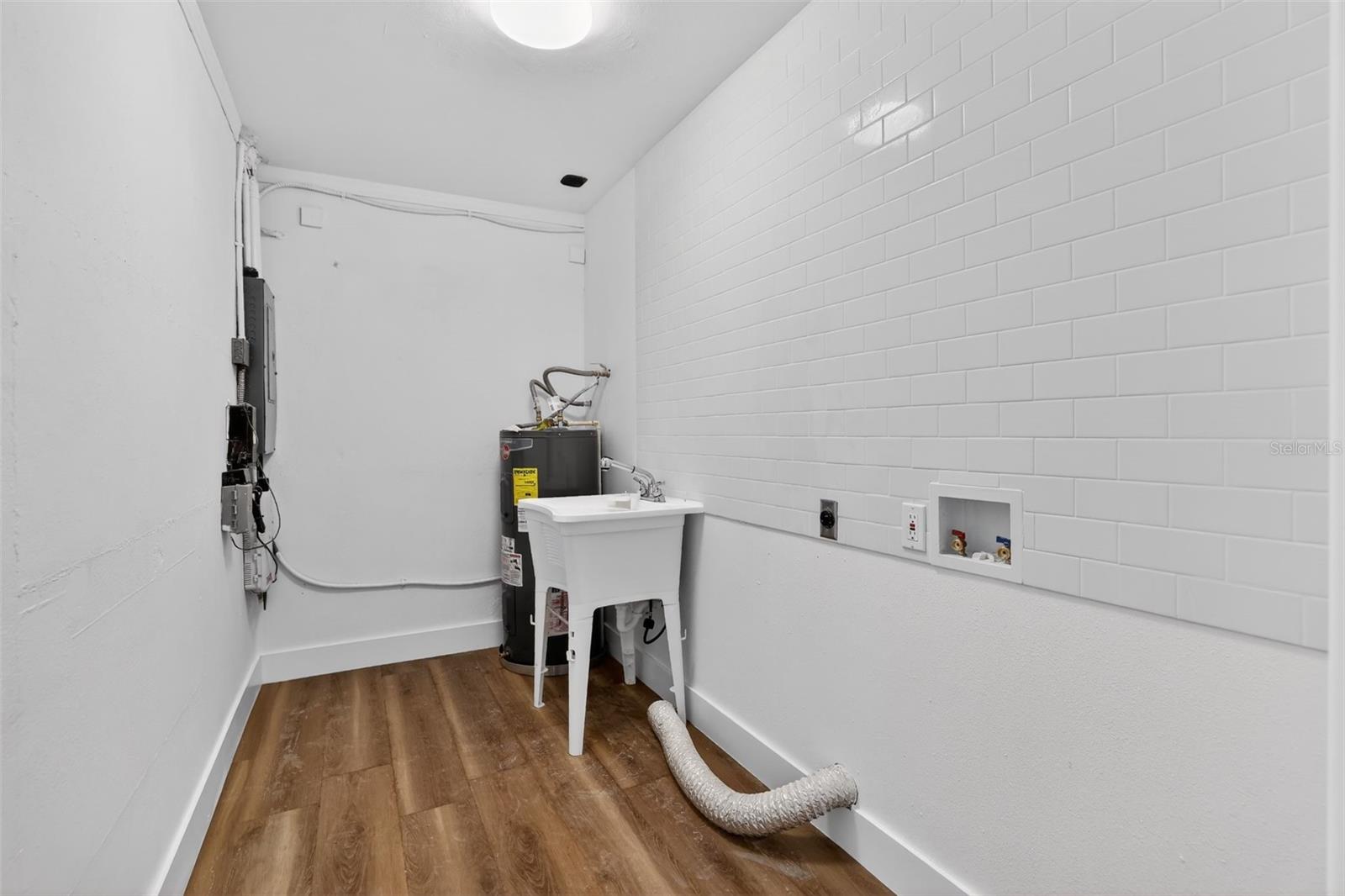 Listing photo id 20 for 695 Sunset Dr