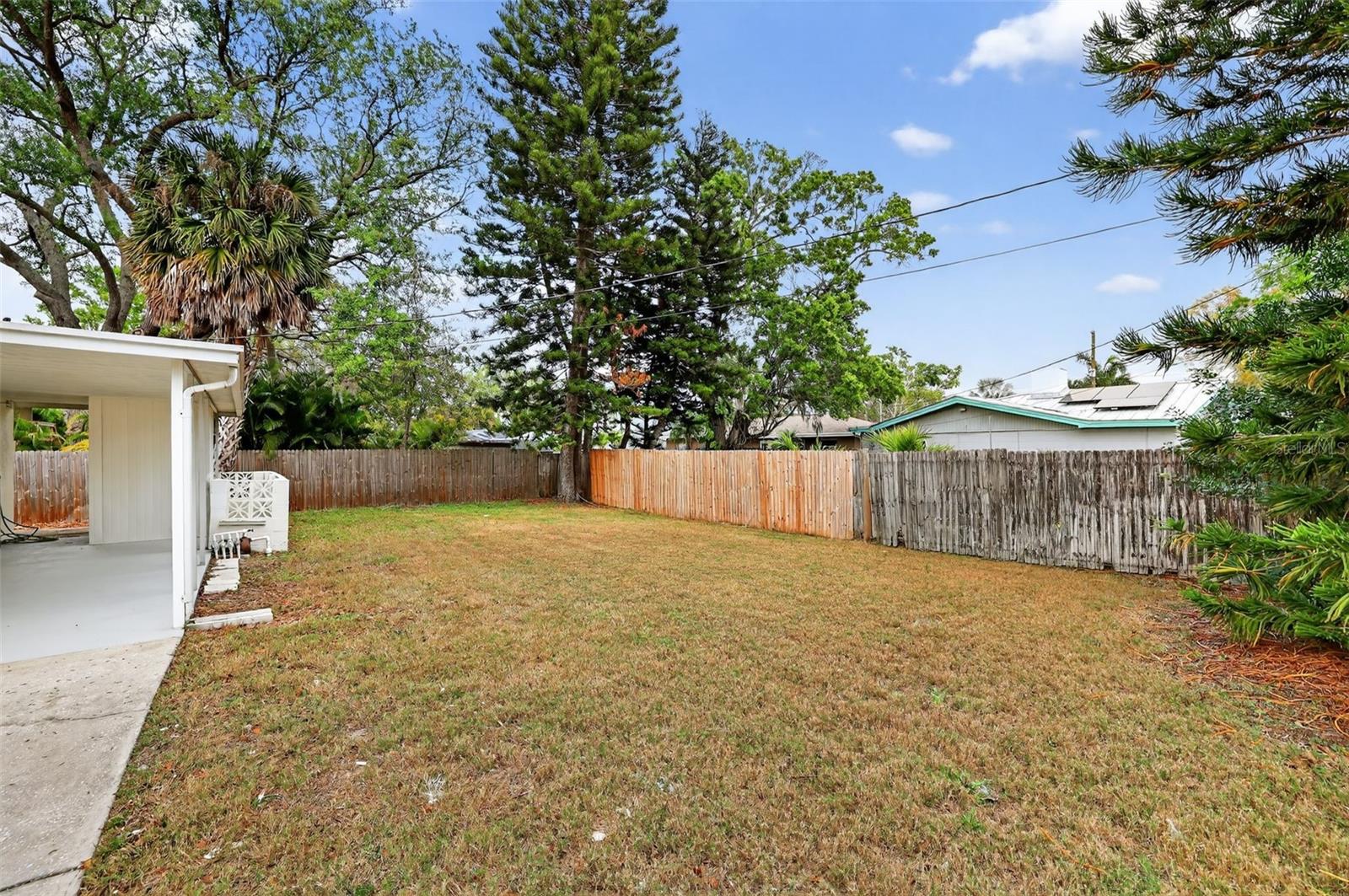 Listing photo id 24 for 695 Sunset Dr